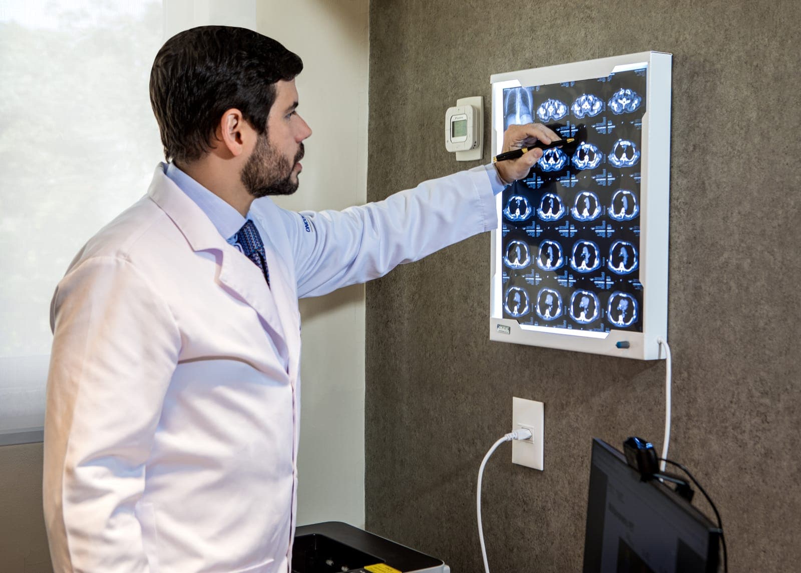 Médico analisando exames de imagem no negatoscópio