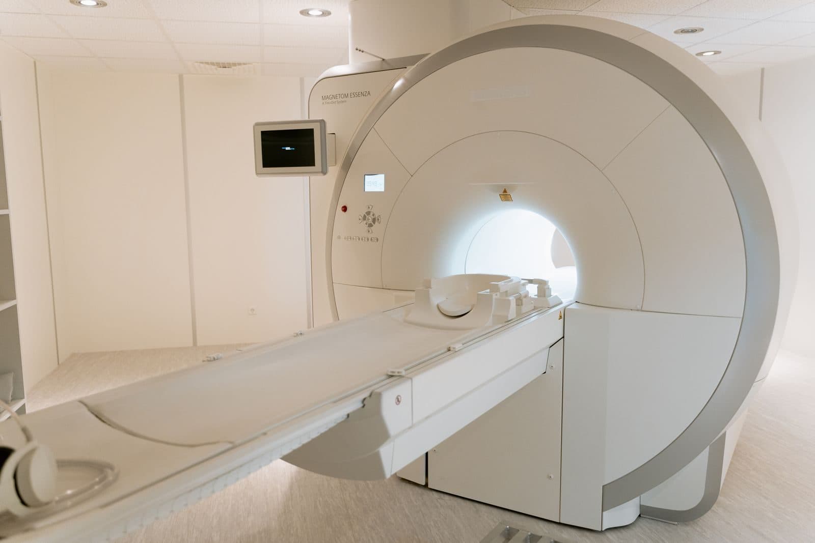 Aparelho de ressonância magnética em sala de exame